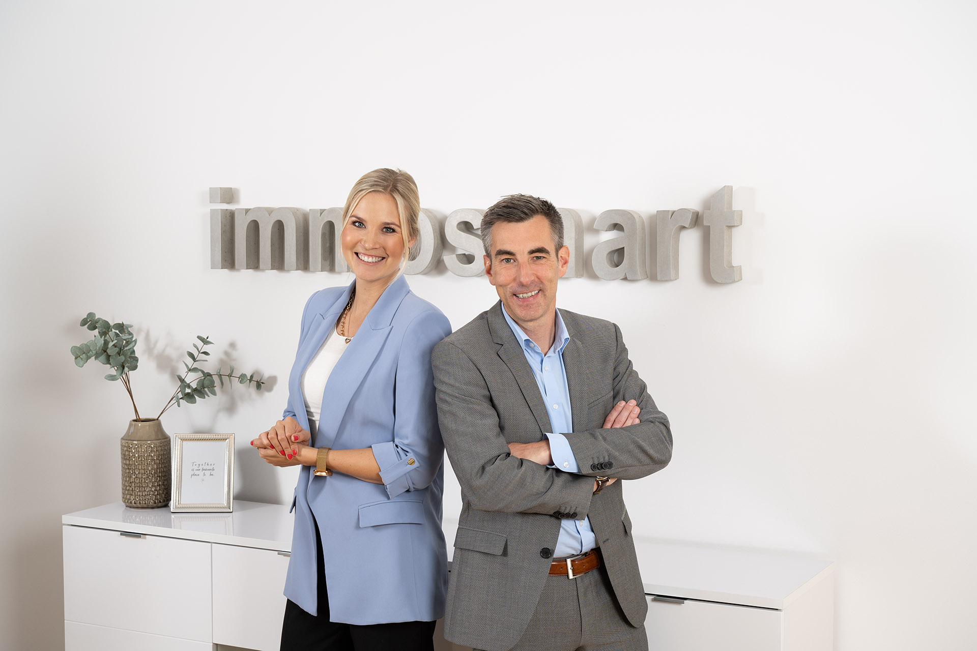 Immobilienmaklerin Elena Alberti und Geschäftsführer Lars Roth