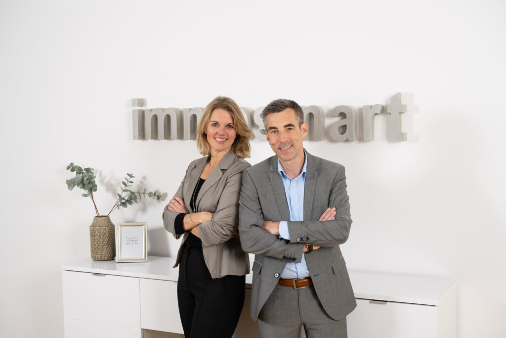 Unterlagen für die Immobilienbewertung auf dem Schreibtisch