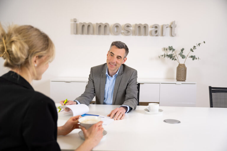 Lars Roth, Leitung Verkauf bei Immosmart, im Beratungsgespräch