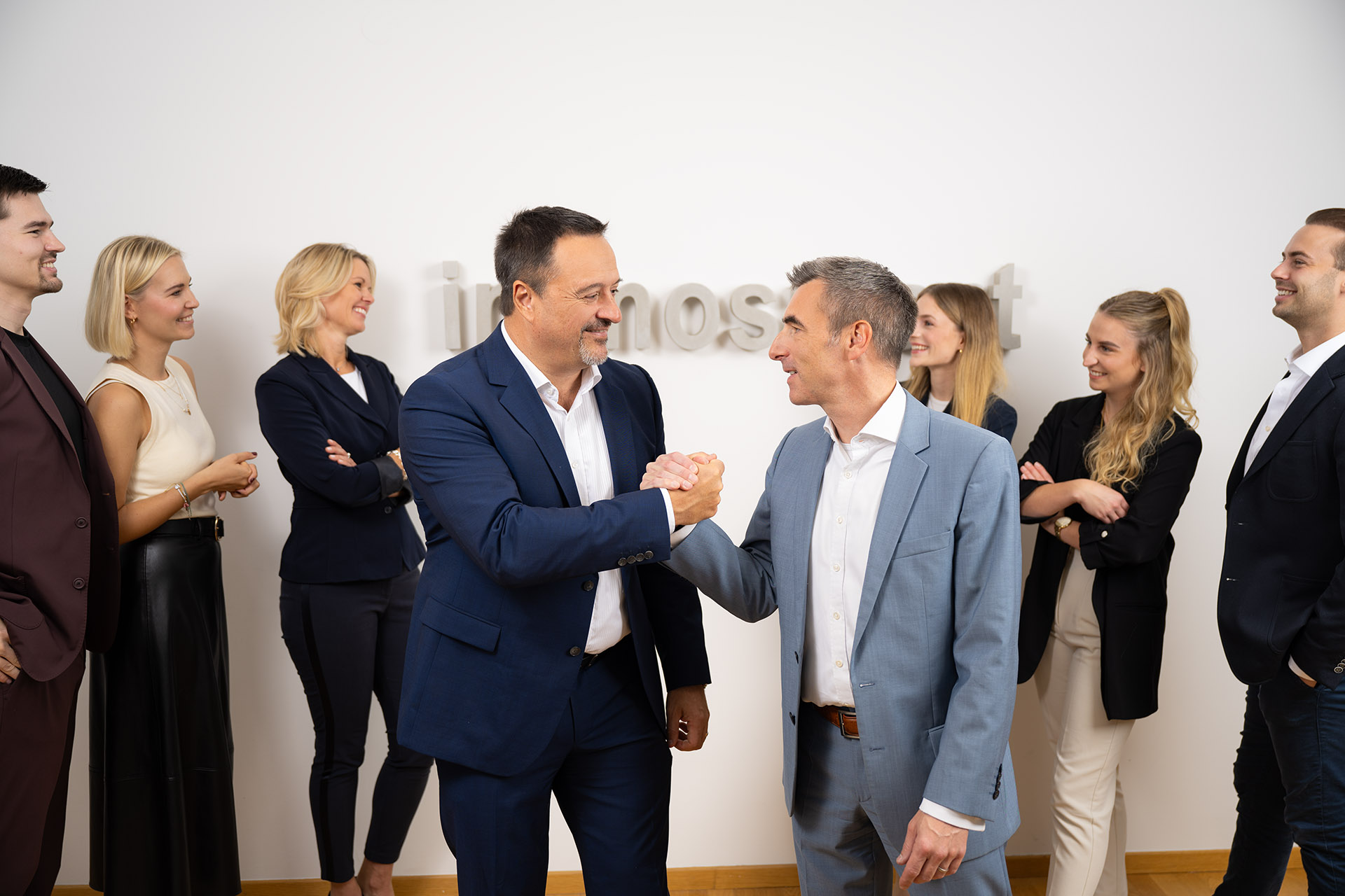 Immosmart-Geschäftsführer Fritz Stelzer & Lars Roth mit dem Maklerteam