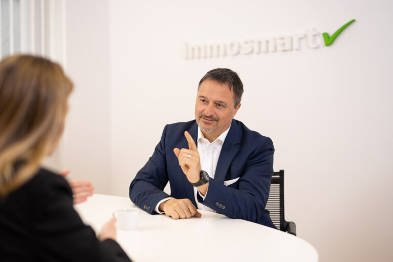 Fritz Stelzer im Beratungsgespräch mit Kunden