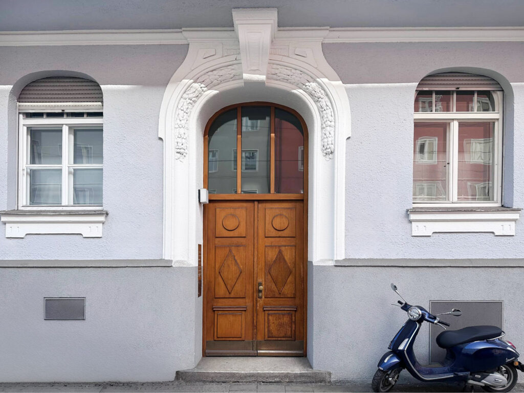 Altbau-Hauseingang in München-Schwabing