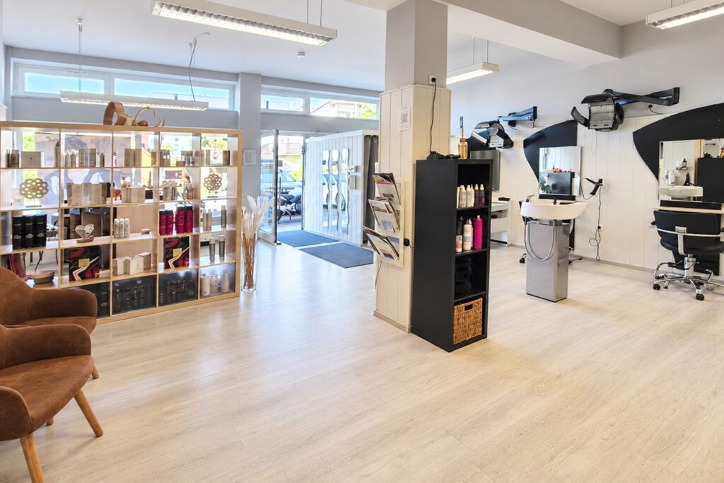 Heller moderner Friseursalon mit Produktregalen