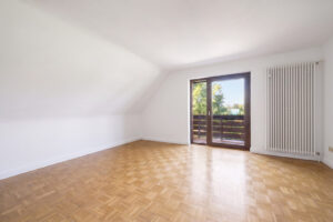Helles Kinder-/Gästezimmer mit Balkon im OG