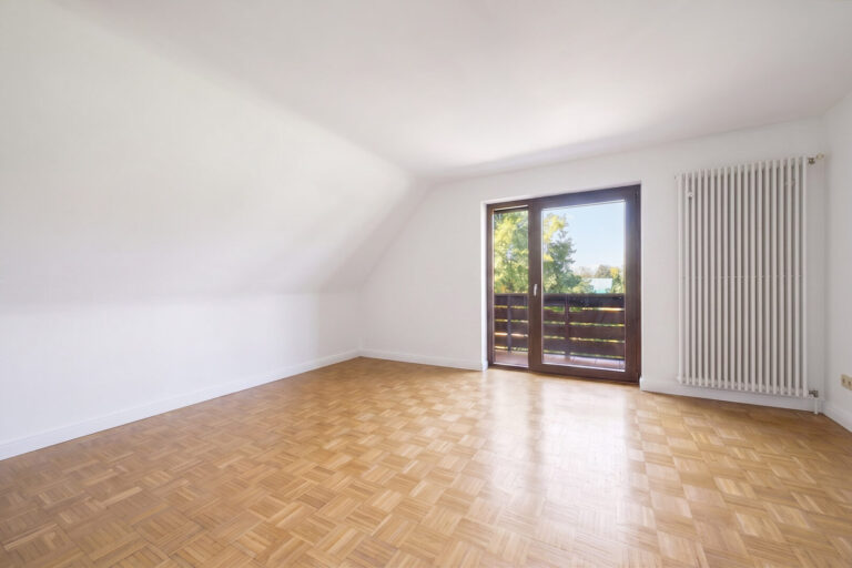 Helles Kinder-/Gästezimmer mit Balkon im OG