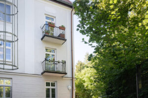 Ruhiger Innenhofbalkon