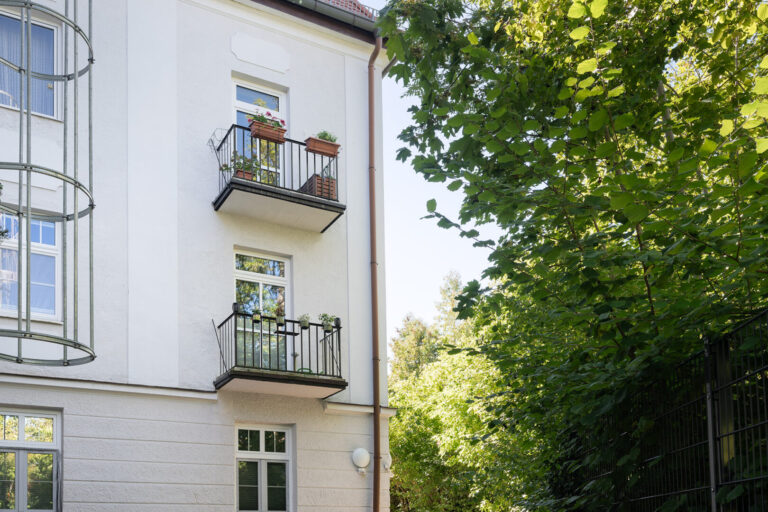 Ruhiger Innenhofbalkon