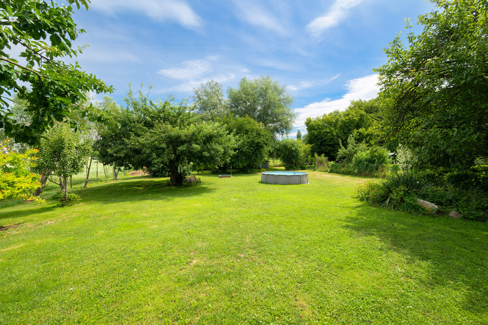 Idyllischer, weitläufiger Garten