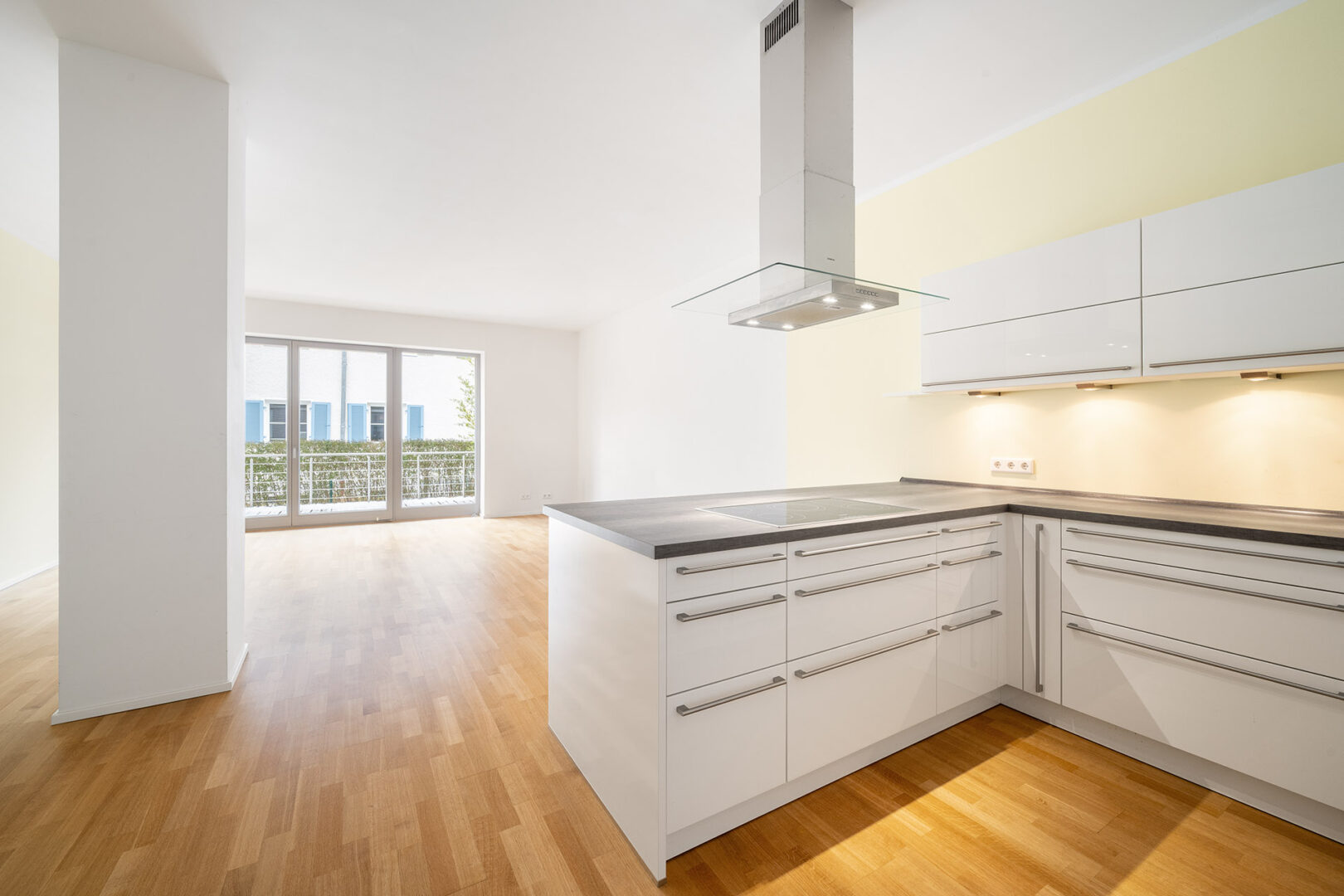 Küche mit Blick zum Wohnraum