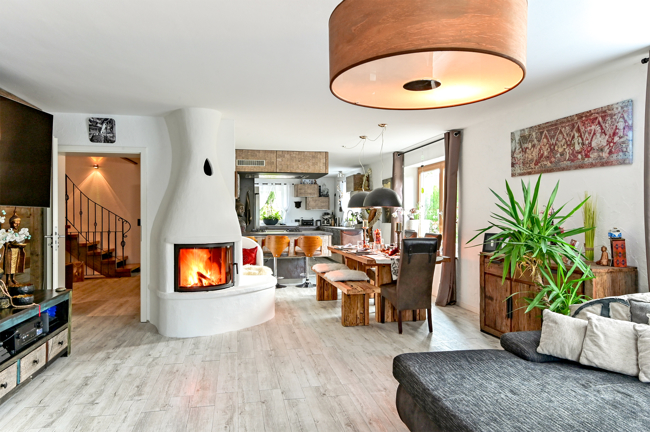 Wohnen mit Kamin schräg Blick Essen