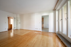 Wohnzimmer mit Balkon