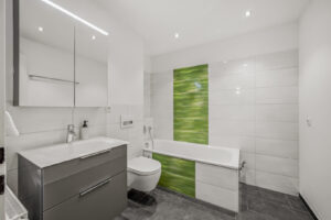 Modernes Badezimmer mit Wanne