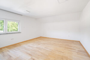 Helles Kinder-/ Arbeitszimmer