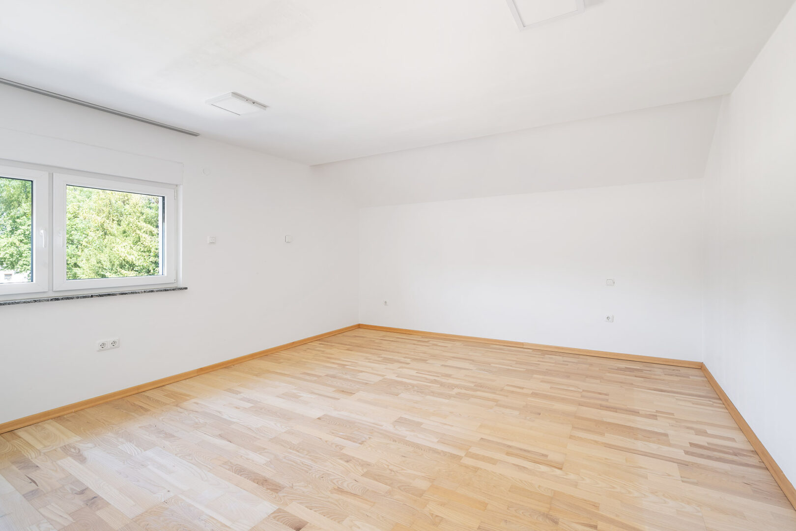 Helles Kinder-/ Arbeitszimmer