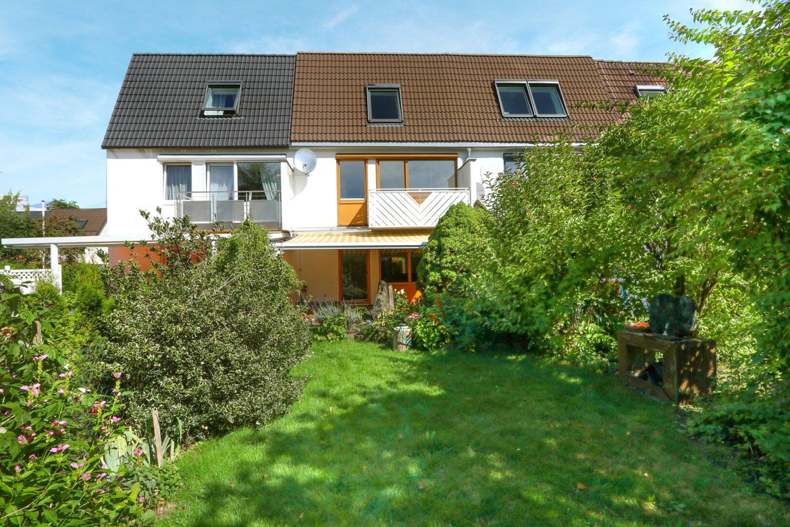 Garten mit Hausansicht