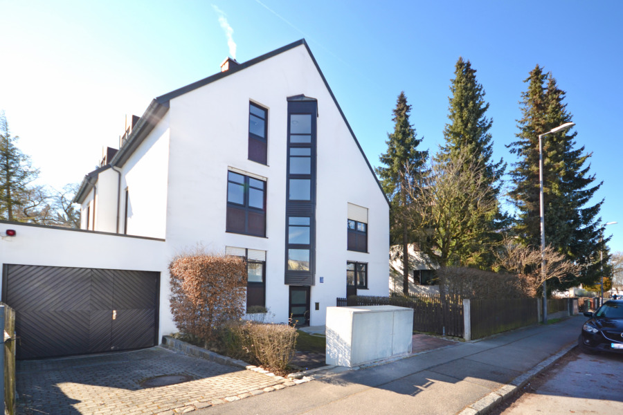Attraktive 3-Zi-Wohnung auf 2 Etagen mit großem Garten, 2 Bädern & U-/S-Bahn fußläufig erreichbar!, 81829 München, Maisonettewohnung