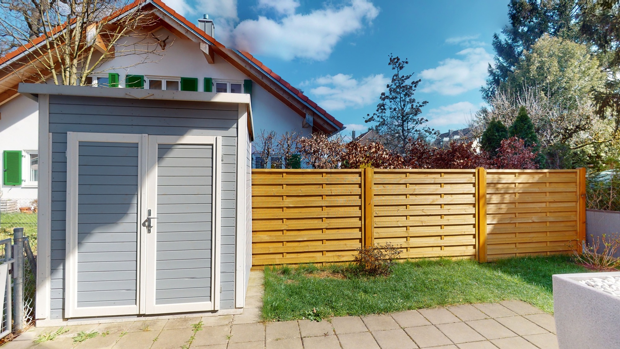 Garten mit Gerätehaus